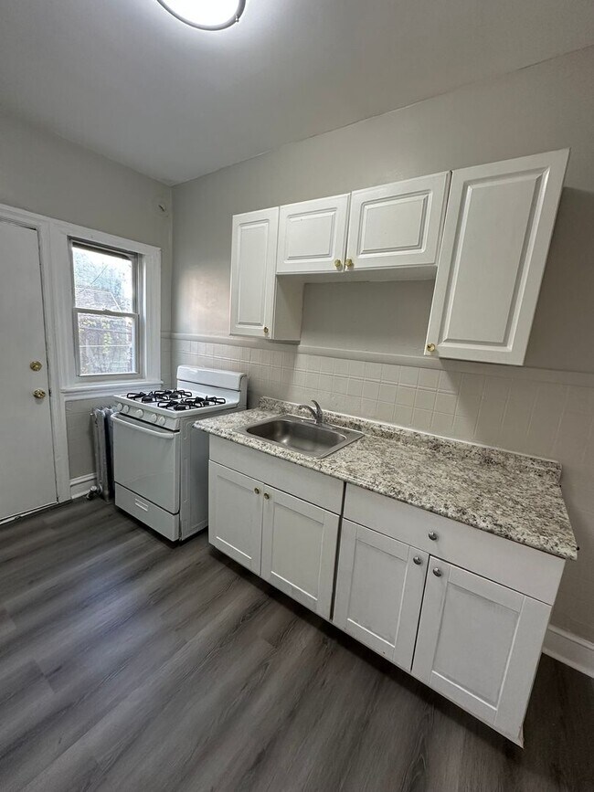Building Photo - Newly Renovated 3 Bed/1 Bath Rowhome
