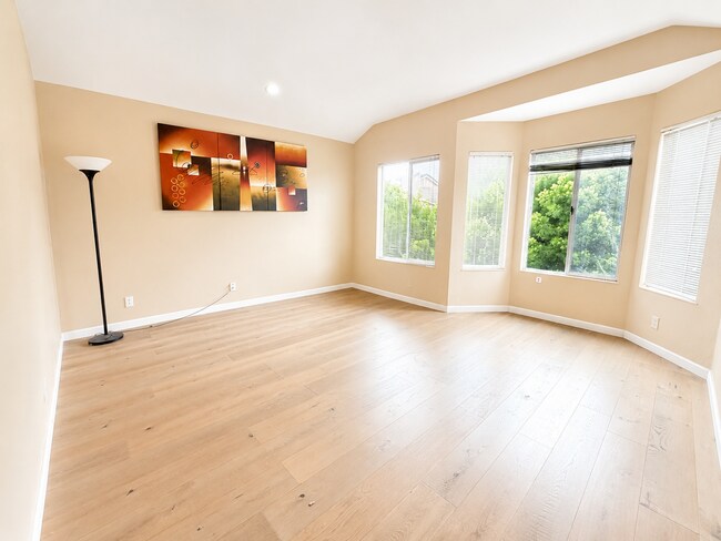 Building Photo - Welcome to this stunning 3 bedroom and 2.5 bathroom in the heart of Fremont, Ca