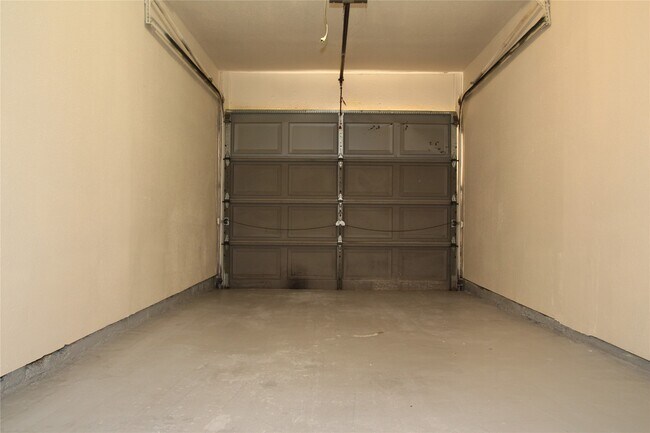 Building Photo - 2425 Holly Hall St