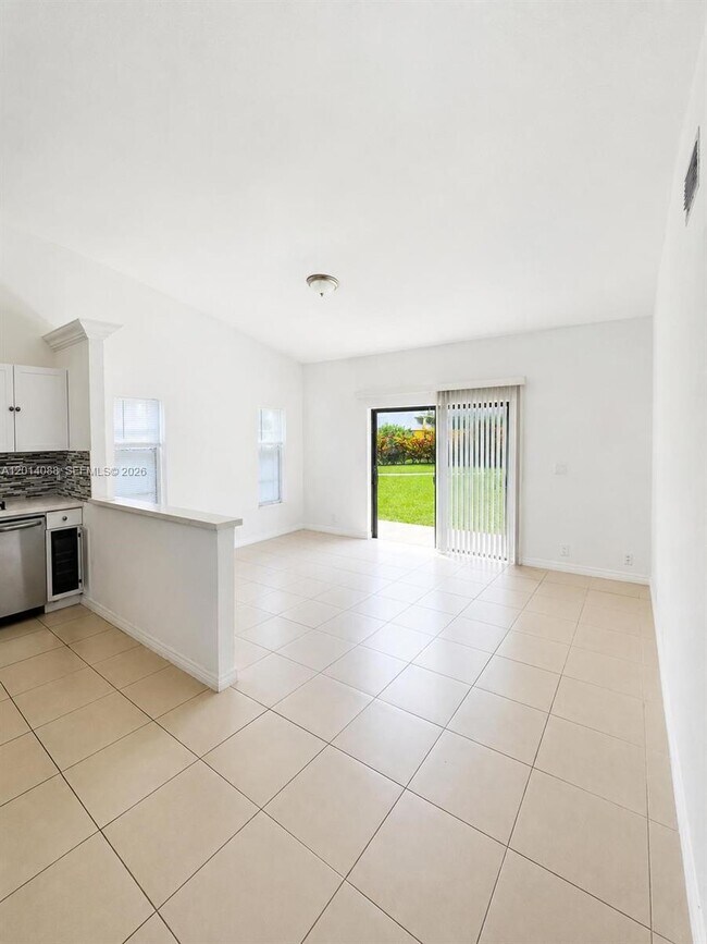 Building Photo - 10559 La Placida Dr