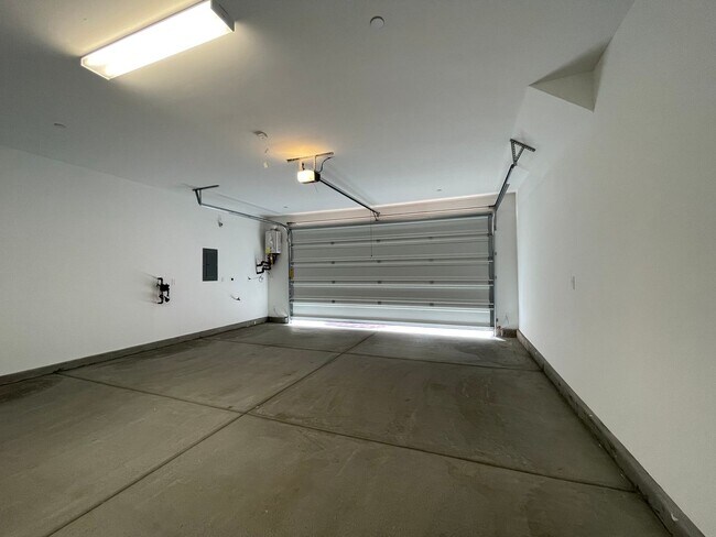 Building Photo - GATED 2 BED 2.5 BATH 2 CAR GARAGE 2 FLOOR ...
