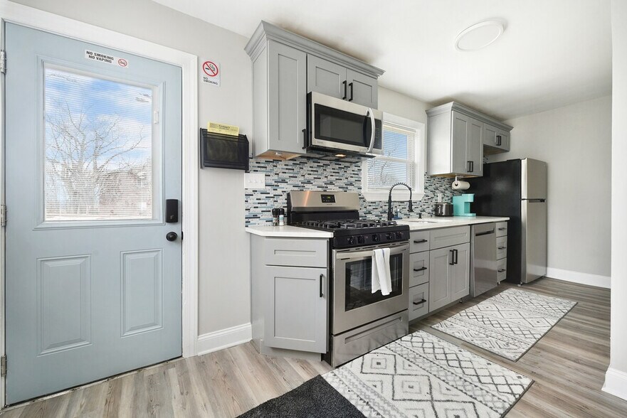 Building Photo - 444 Oneida St