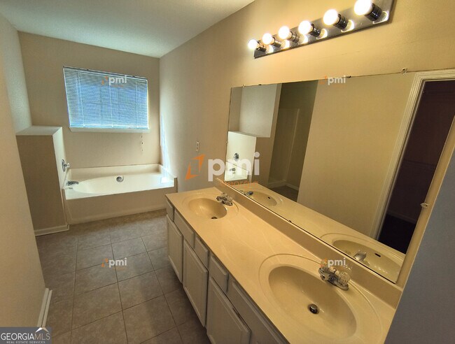 Building Photo - 8155 Autumn Green Dr