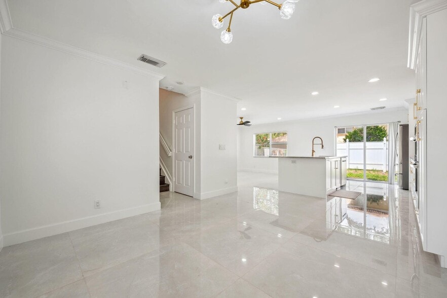 Building Photo - 3460 Commodore Ct
