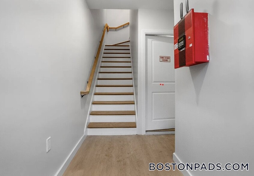 Building Photo - 176 Salem St