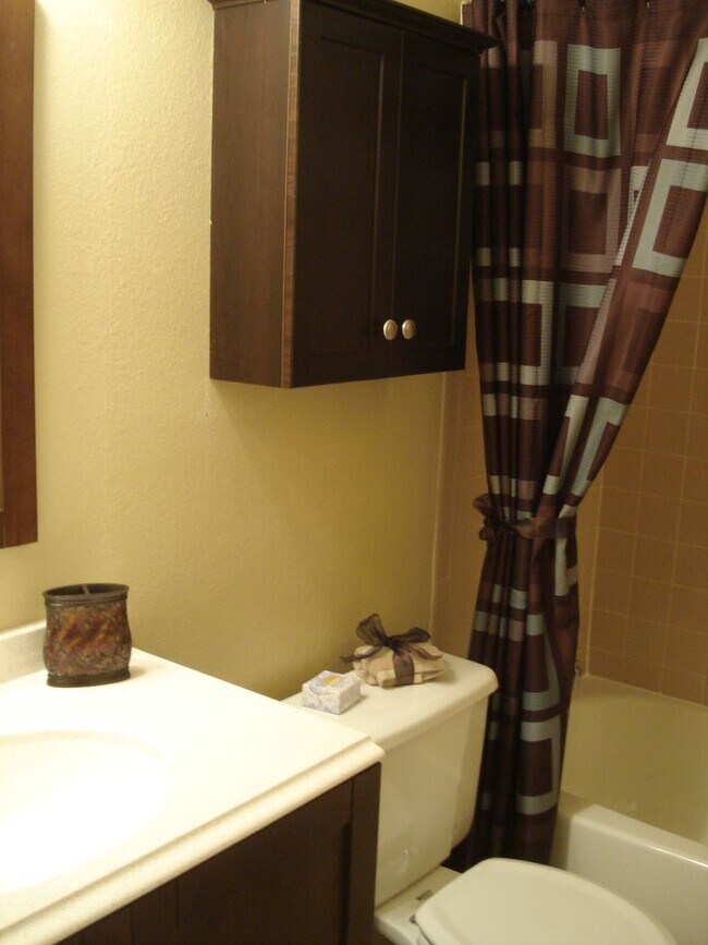 Building Photo - Inviting 2-Bedroom Condo Near Shopping & Dining | Available Early July