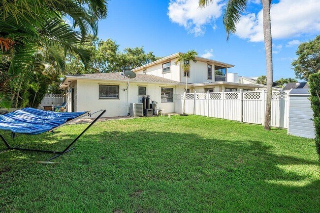 Building Photo - 2103 N Palm Cir