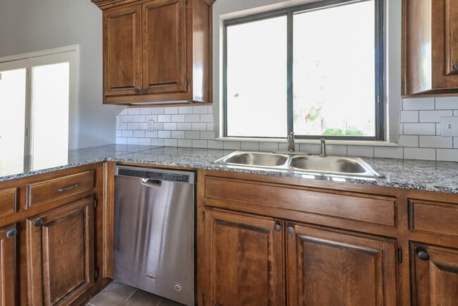 Building Photo - 904 Julies Trl