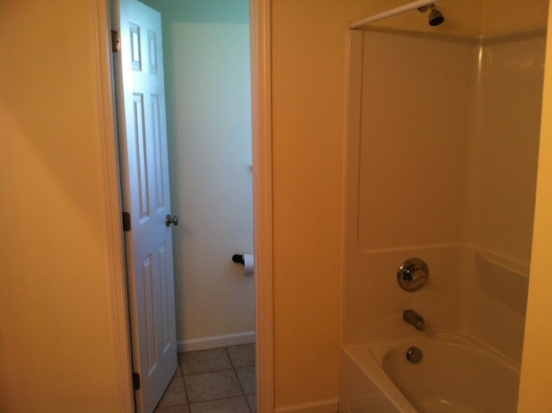 Ensuite bathroom tub and toilet - 45 Harper Meadow Way