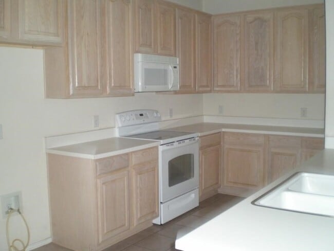 Building Photo - 2213 Willow Dr