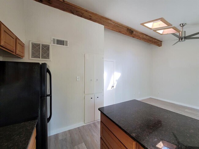 Building Photo - 104 W 35th St