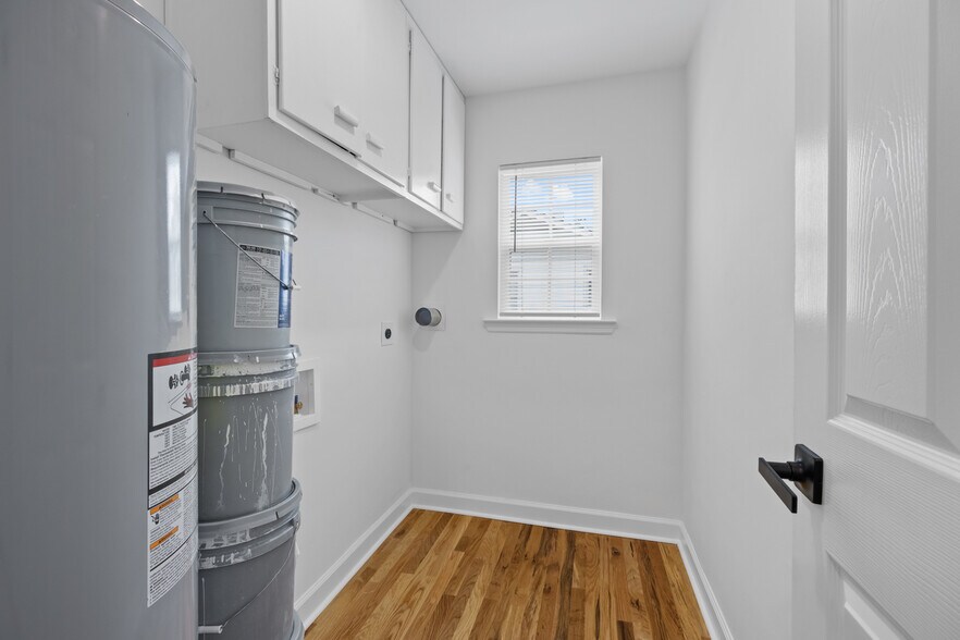 Building Photo - 12 N Parkwood Dr