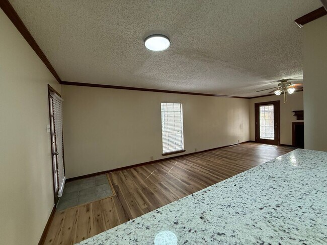 Building Photo - 3BD 2BA FLAT APARTMENT DOWNSTAIRS