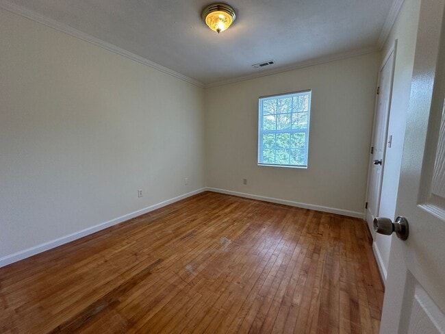Building Photo - Stunning Original Hardwoods & Seamless Single-Level Living in Oak Ridge!