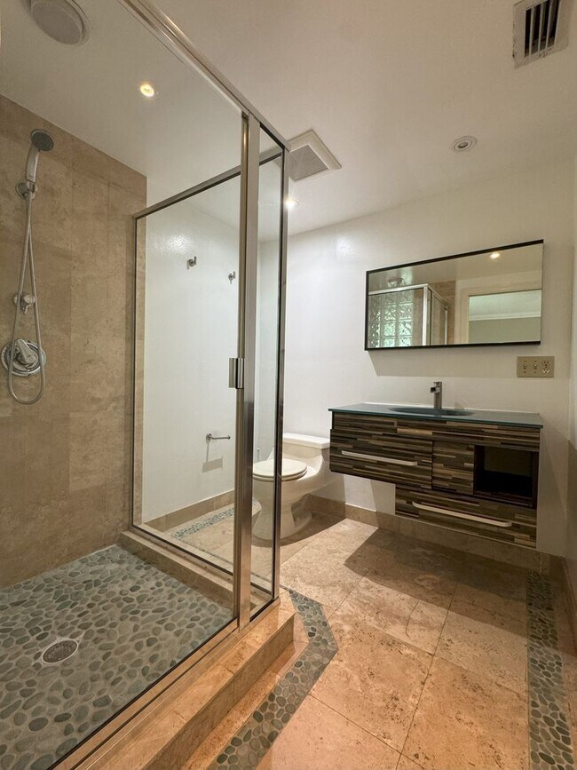 Building Photo - Beautifully updated 2 bedroom 2.5 bath townhome in highly desirable Lake Ivanhoe!