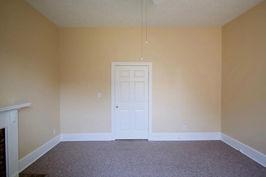 Bedroom 4 - Door to Hallway - 918 Gratz St