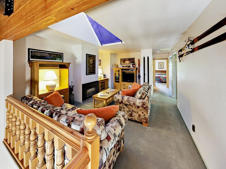 Building Photo - 8014 Sunnyoak Cir