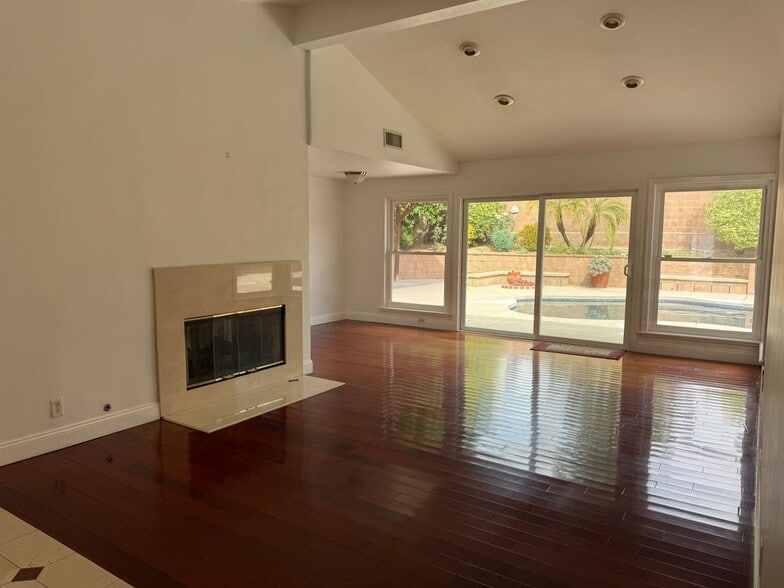 Building Photo - 10116 Viking Ave