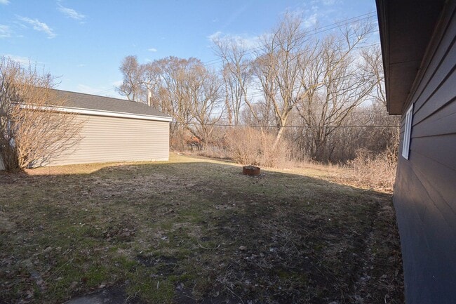 Building Photo - Updated 5 Bed, 2 Bath Home Near Churchill Elementary Available Now