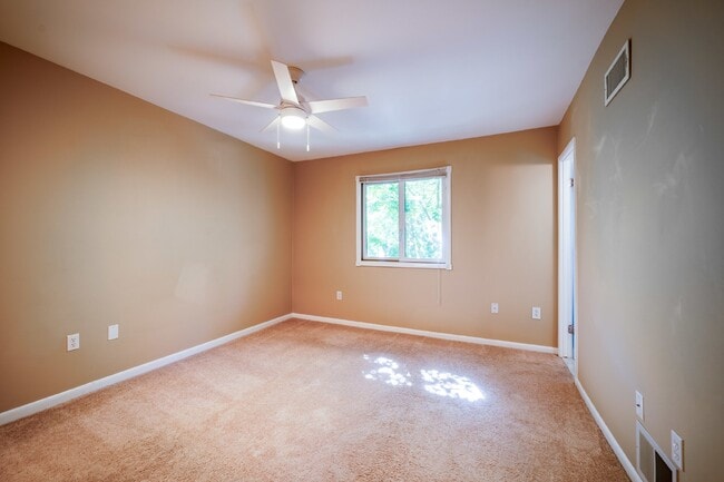 Building Photo - Renovated townhouse backing to trees with loads of privacy!