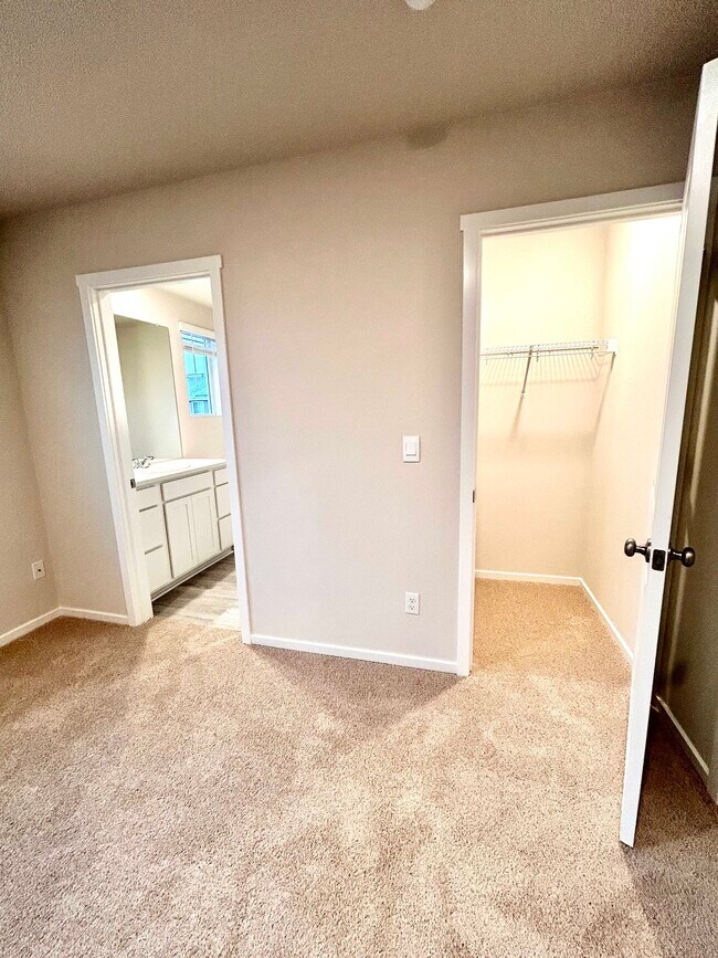 Building Photo - 10407 NE 119th Ave