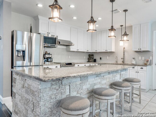 Building Photo - BEAUTIFULLY RENOVATED 4-BEDROOM HOME IN HUNTINGTON PLACE