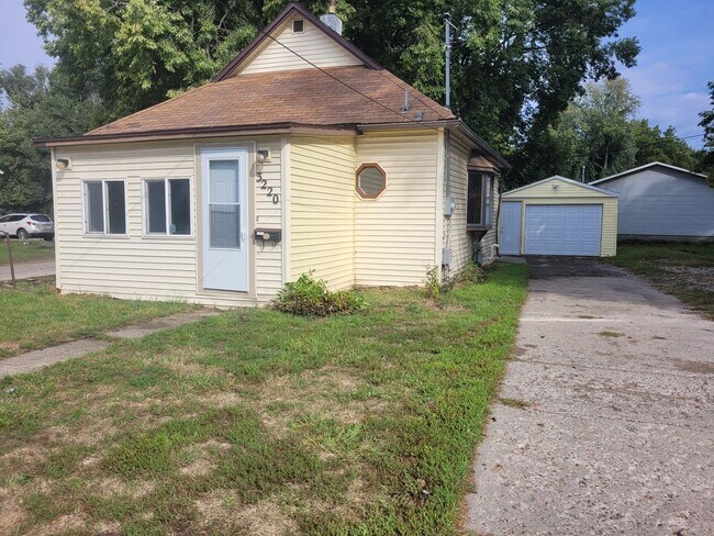 Building Photo - 1 Bedroom, 1 Bathroom Home near Iowa State Fairgrounds