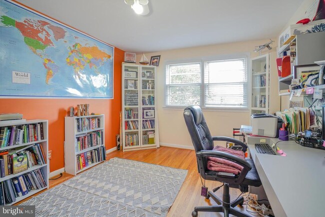 Building Photo - 245 Barclay Cir