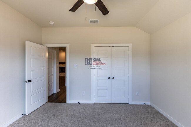 Building Photo - Spacious Glen Rose Home with Open Floorplan & Office Space