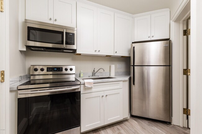 Building Photo - 7421 N Las Brisas Ln