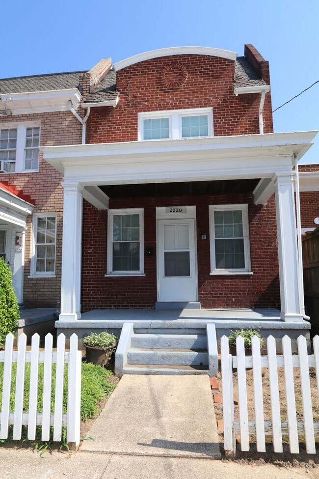 Building Photo - MAIN2220