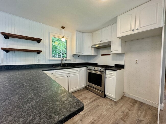 Building Photo - $3,195 Spacious 4BD/2BA Home w/Fenced Backyard | Available Now