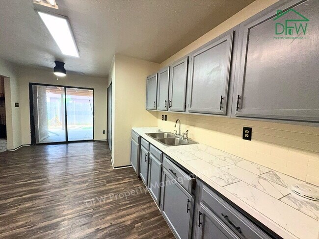 Building Photo - 3-Bedroom Home with Fireplace, Covered Patio & Large Fenced Backyard