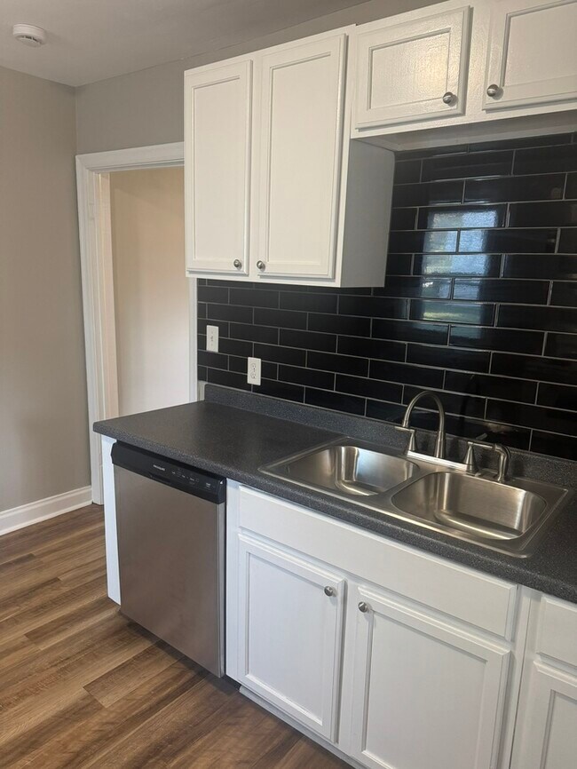 Building Photo - 2833 Colonial Cir