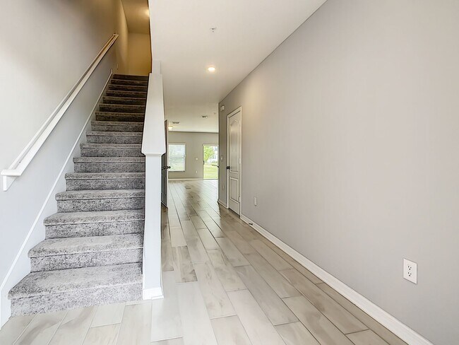 Building Photo - Stylish 3-Bedroom Townhome in Gated Sanfor...