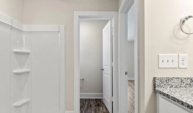 Building Photo - 2026 Lakeside Ln