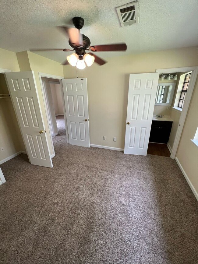 Building Photo - 1097 Live Oak Dr