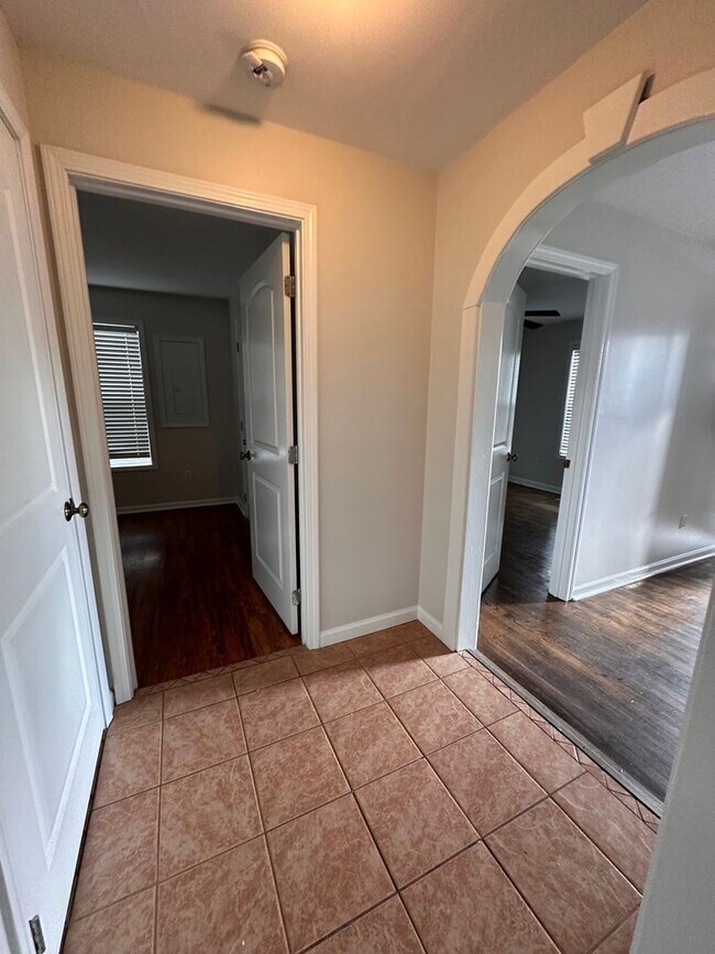 Building Photo - Cozy 2 Bed/1 Bath Single Family Home in Ea...