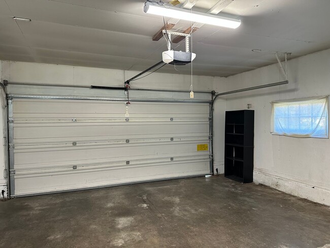 Building Photo - 3 Bedroom 1 Bath Home With A Huge Living R...