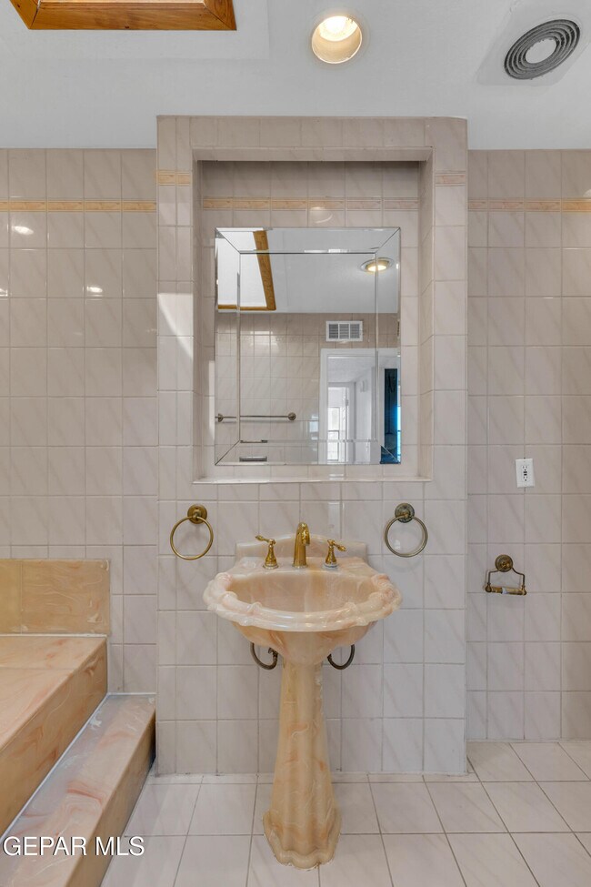 Building Photo - 2153 Trawood Dr