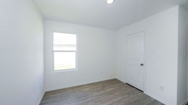 Building Photo - Spacious 4-bedroom, 2-bath located in Summerhill subdivision