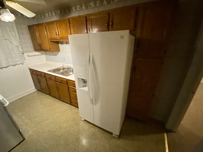 Building Photo - 2 bedrooms 1 bath - Large Yard