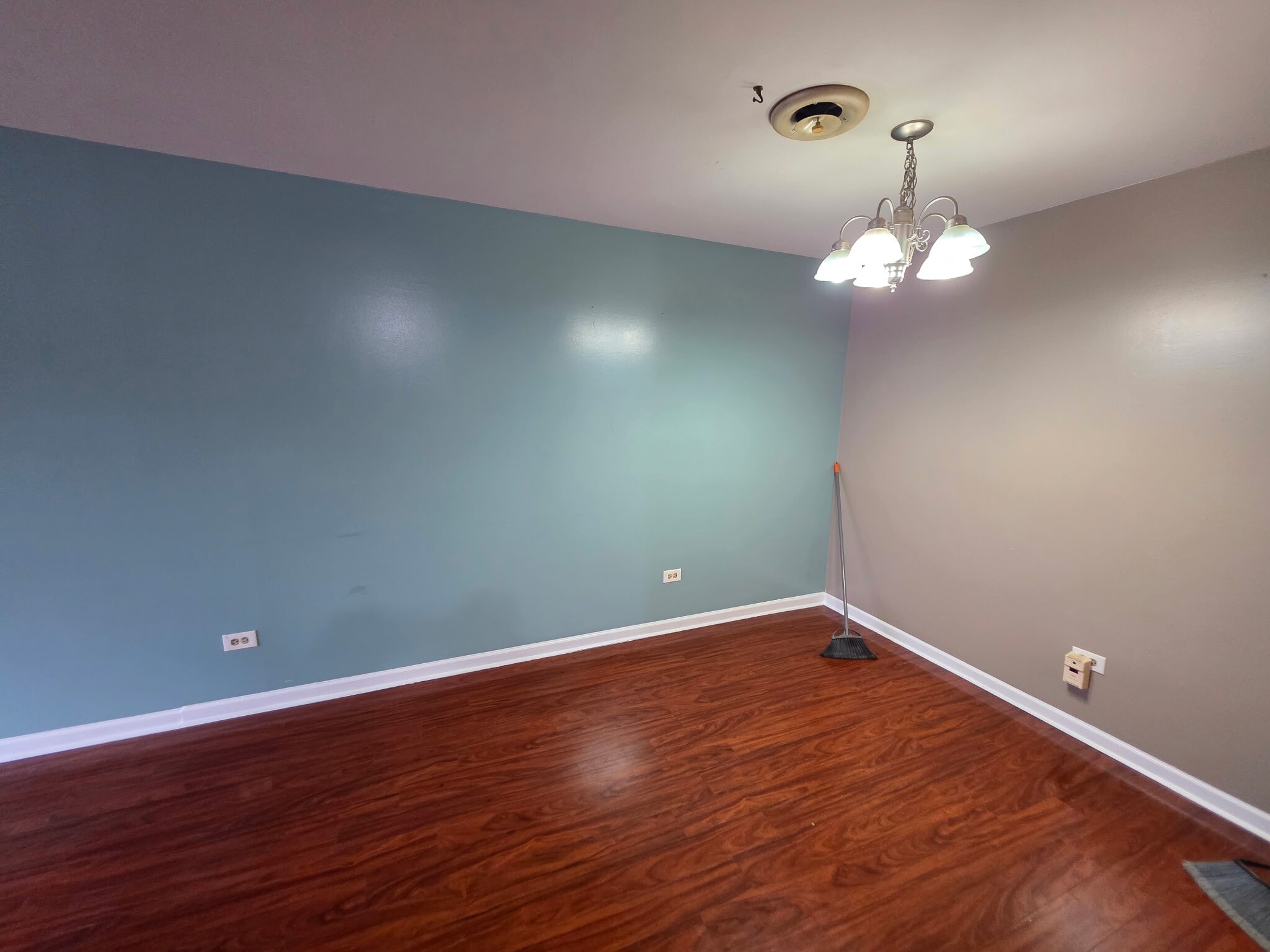 Dining Area - 8901 S Roberts Rd