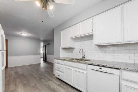Building Photo - 5046 Heathmoor Dr