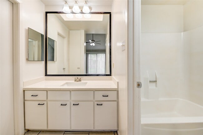 Building Photo - 12327 Fairmeadow Dr