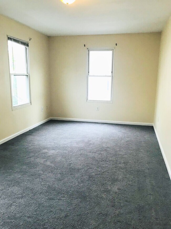 Building Photo - Gorgeous 6-Bedroom Townhouse One Block fro...