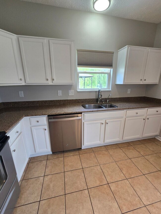 Building Photo - Nice Three Bedroom Home in Franklin, IN