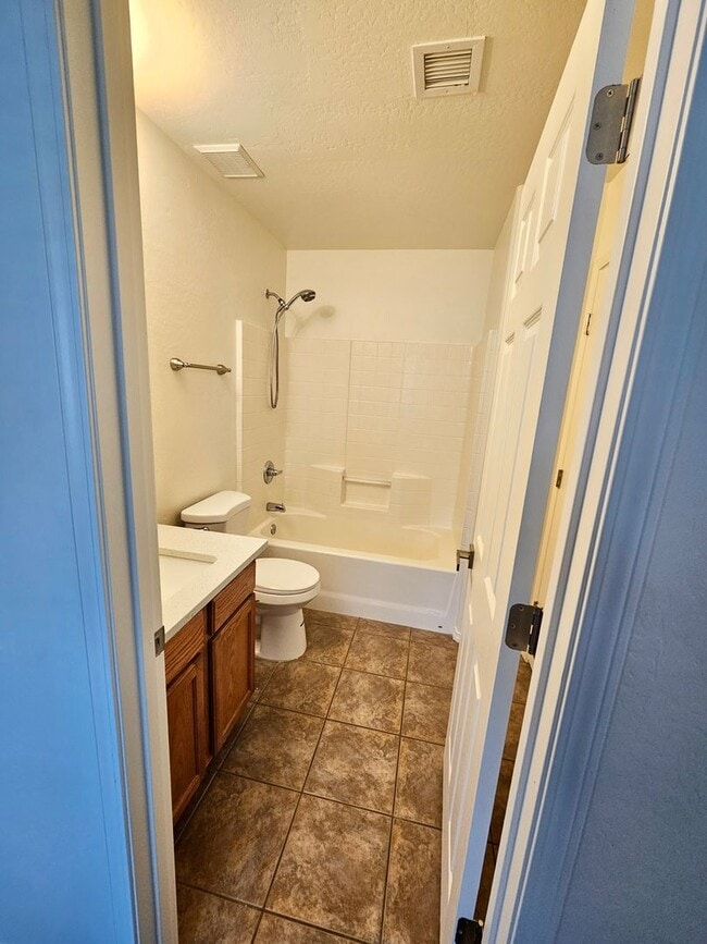 Building Photo - Excellent remodeled 2 bed 2 bath home in P...