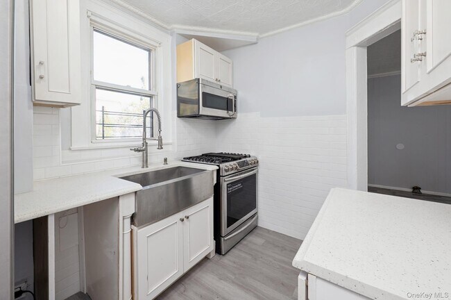 Building Photo - 611 St Lawrence Ave