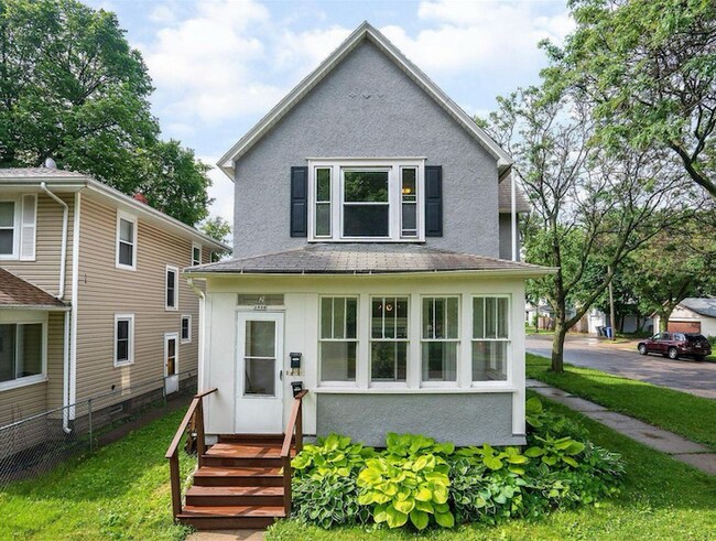 Primary Photo - 1036 Edmund Ave W